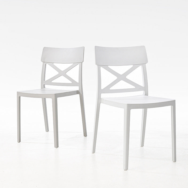 Silla de comedor apilable de plástico cuadrada de simplicidad moderna con respaldo sin brazos para comedor 