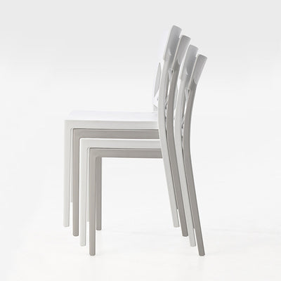 Silla de comedor apilable de plástico cuadrada de simplicidad moderna con respaldo sin brazos para comedor 