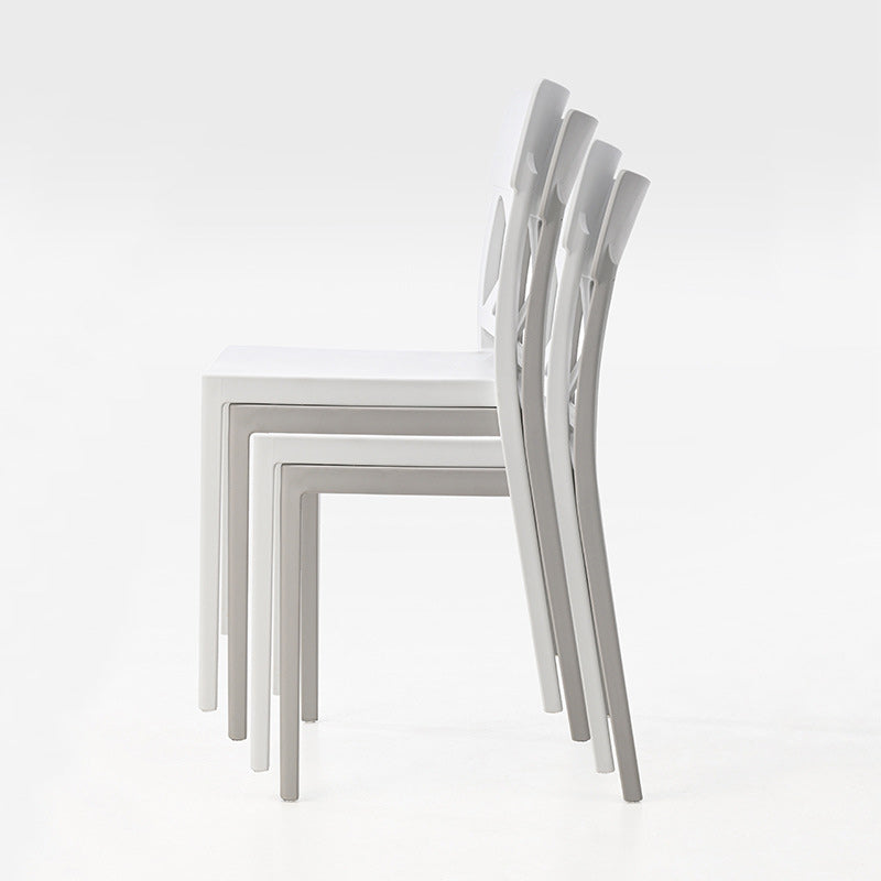 Silla de comedor apilable de plástico cuadrada de simplicidad moderna con respaldo sin brazos para comedor 