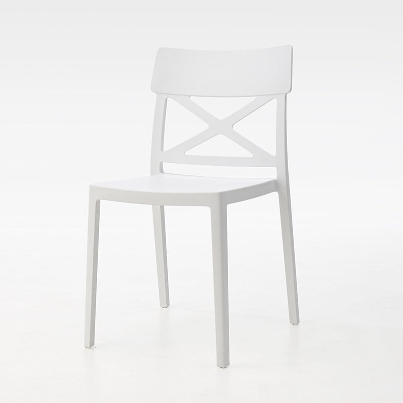 Silla de comedor apilable de plástico cuadrada de simplicidad moderna con respaldo sin brazos para comedor 