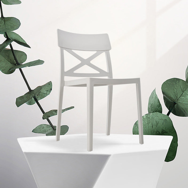 Silla de comedor apilable de plástico cuadrada de simplicidad moderna con respaldo sin brazos para comedor 