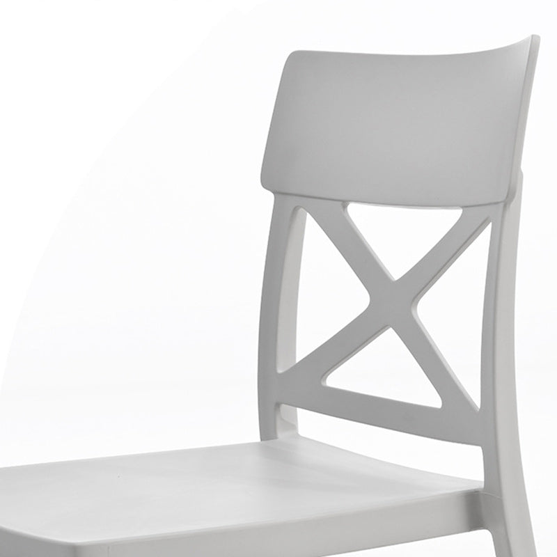 Silla de comedor apilable de plástico cuadrada de simplicidad moderna con respaldo sin brazos para comedor 