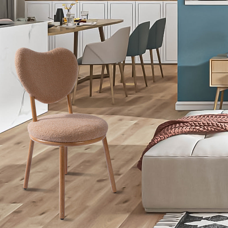 Moderner Shabby Chic runder Hocker aus Lammfleece mit Kohlenstoffstahlrahmen, herzförmiger Rückenlehne für das Schlafzimmer 