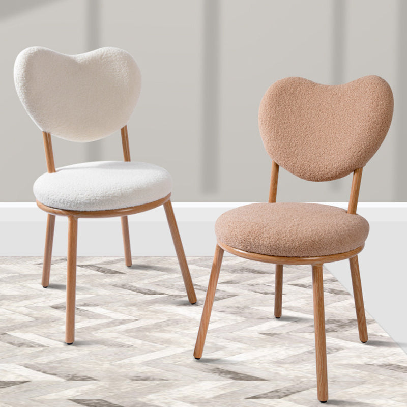 Moderner Shabby Chic runder Hocker aus Lammfleece mit Kohlenstoffstahlrahmen, herzförmiger Rückenlehne für das Schlafzimmer 