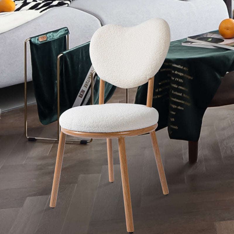 Moderner Shabby Chic runder Hocker aus Lammfleece mit Kohlenstoffstahlrahmen, herzförmiger Rückenlehne für das Schlafzimmer 