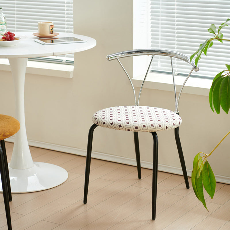 Moderna silla de comedor de pana con patrón de diamantes redondos eclécticos y respaldo de líneas geométricas de acero inoxidable para el comedor 