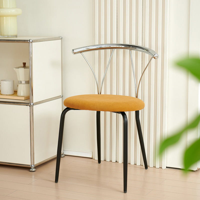 Moderna silla de comedor de pana con patrón de diamantes redondos eclécticos y respaldo de líneas geométricas de acero inoxidable para el comedor 