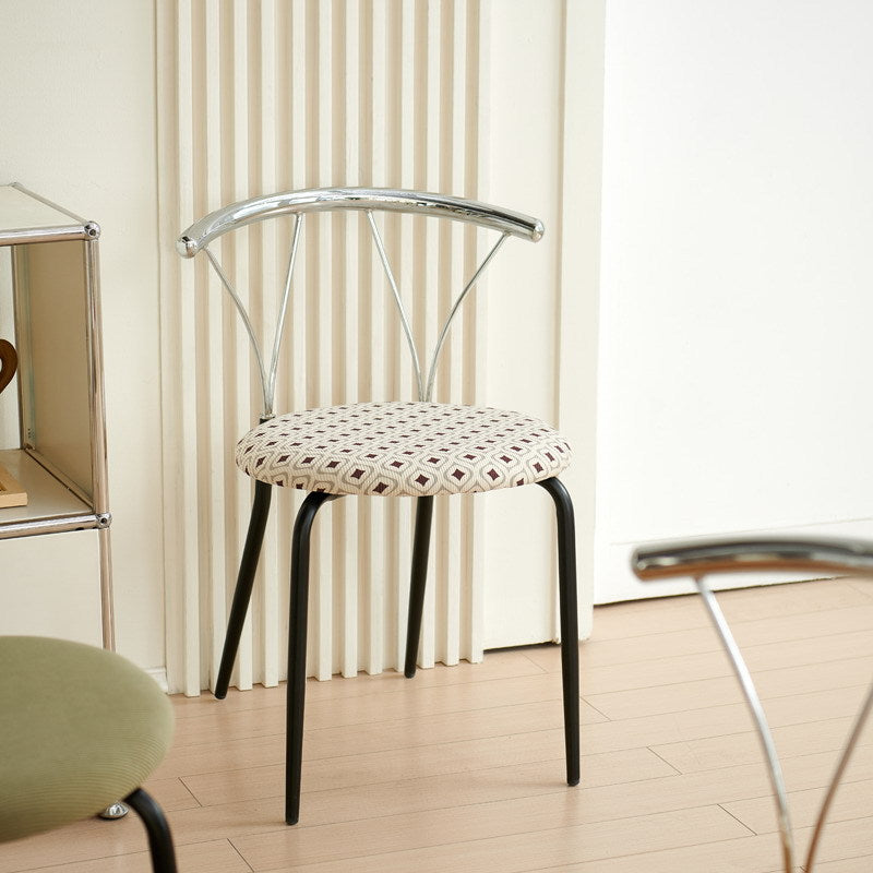 Moderna silla de comedor de pana con patrón de diamantes redondos eclécticos y respaldo de líneas geométricas de acero inoxidable para el comedor 