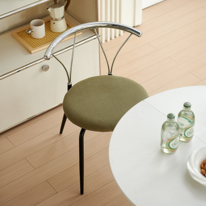 Moderna silla de comedor de pana con patrón de diamantes redondos eclécticos y respaldo de líneas geométricas de acero inoxidable para el comedor 