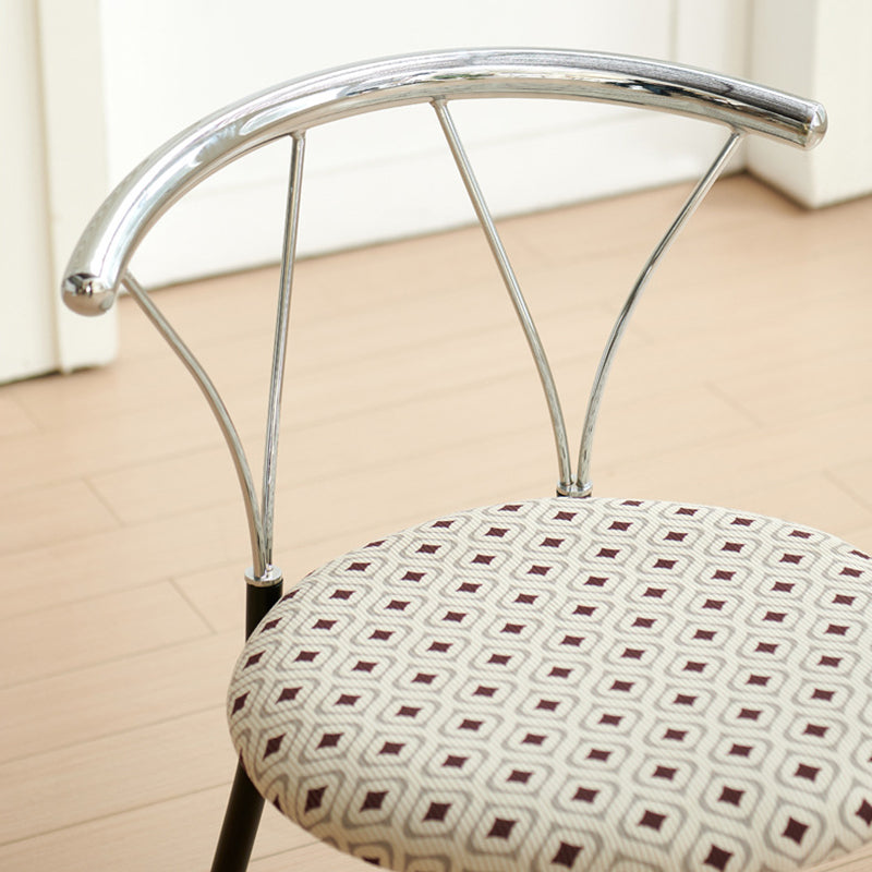 Moderna silla de comedor de pana con patrón de diamantes redondos eclécticos y respaldo de líneas geométricas de acero inoxidable para el comedor 