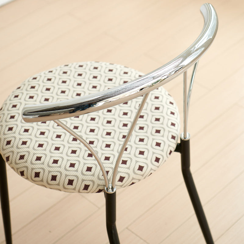 Moderna silla de comedor de pana con patrón de diamantes redondos eclécticos y respaldo de líneas geométricas de acero inoxidable para el comedor 
