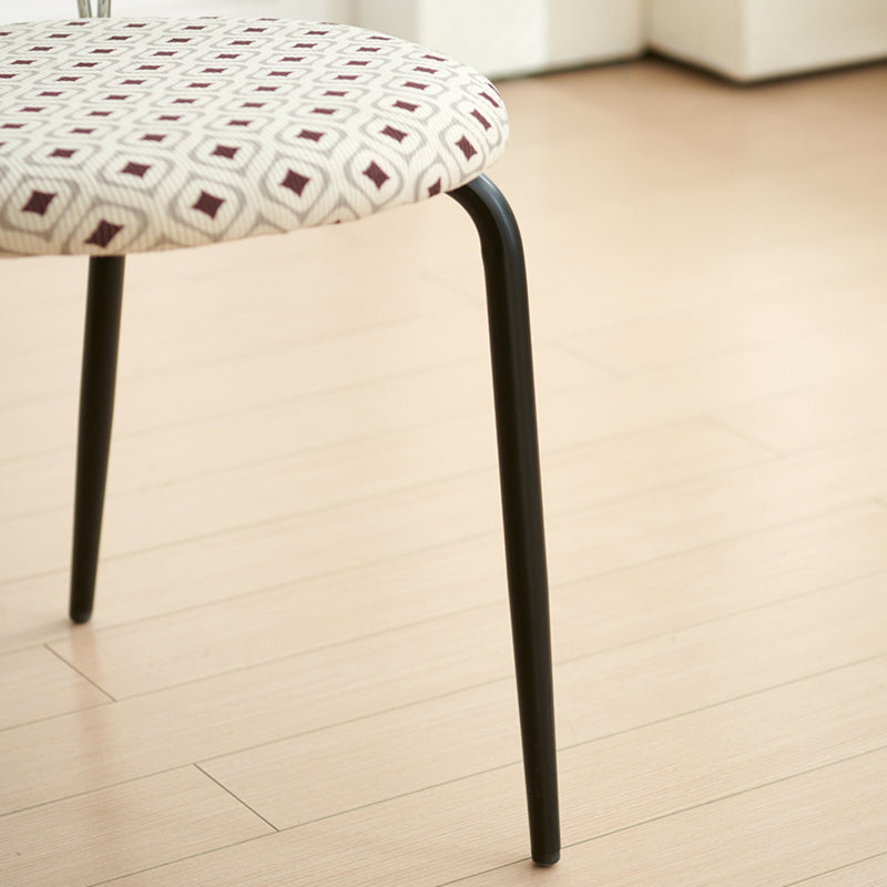 Moderna silla de comedor de pana con patrón de diamantes redondos eclécticos y respaldo de líneas geométricas de acero inoxidable para el comedor 