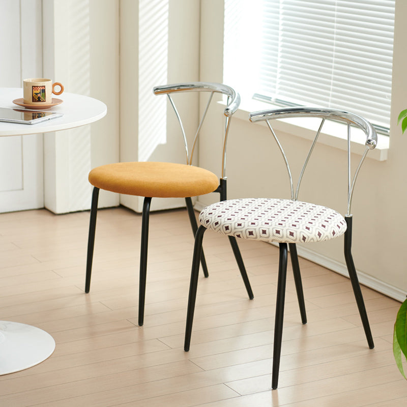 Moderna silla de comedor de pana con patrón de diamantes redondos eclécticos y respaldo de líneas geométricas de acero inoxidable para el comedor 
