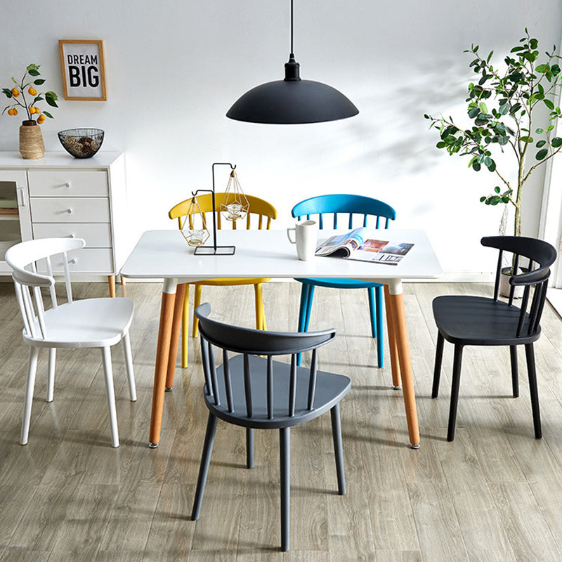 Moderner Mid-Century gebogener Kunststoff-Esszimmerstuhl mit offenem Rücken für das Esszimmer 