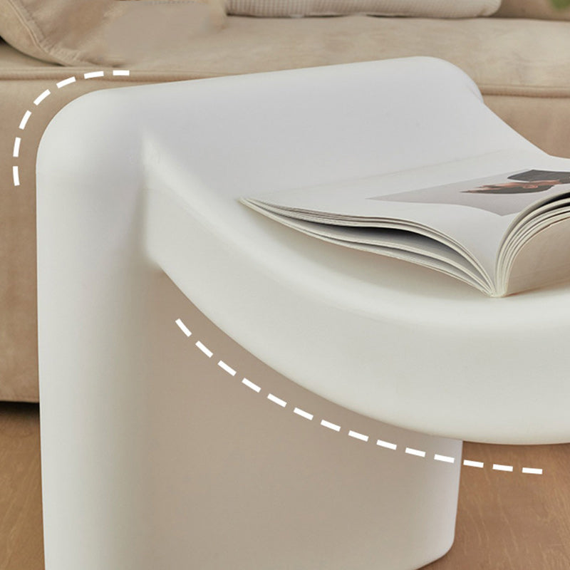 Tabouret bas en plastique portable empilable avec siège incurvé nordique contemporain pour salon 