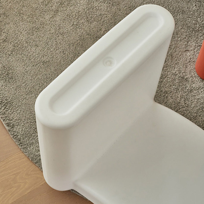 Tabouret bas en plastique portable empilable avec siège incurvé nordique contemporain pour salon 