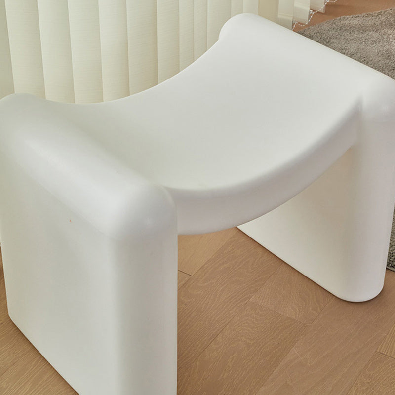 Tabouret bas en plastique portable empilable avec siège incurvé nordique contemporain pour salon 