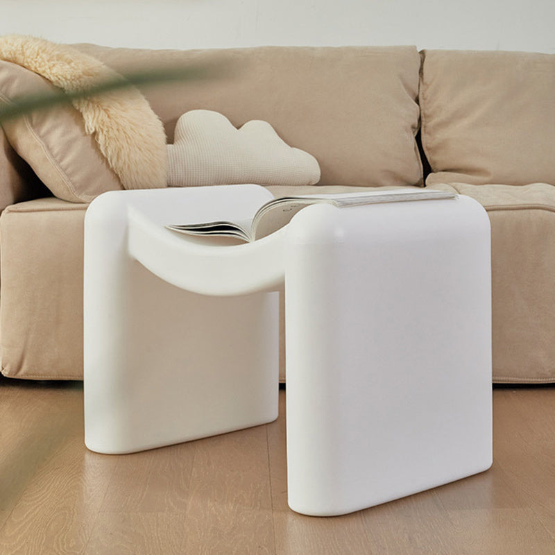 Tabouret bas en plastique portable empilable avec siège incurvé nordique contemporain pour salon 