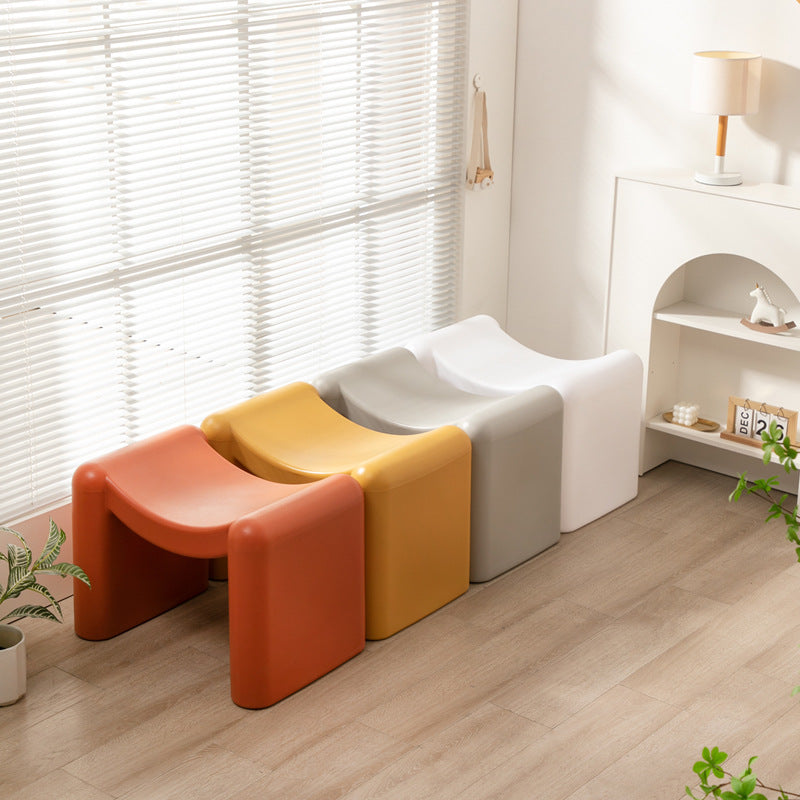 Tabouret bas en plastique portable empilable avec siège incurvé nordique contemporain pour salon 