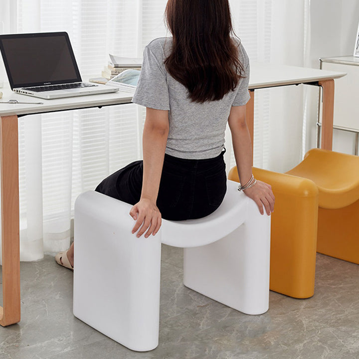 Tabouret bas en plastique portable empilable avec siège incurvé nordique contemporain pour salon 