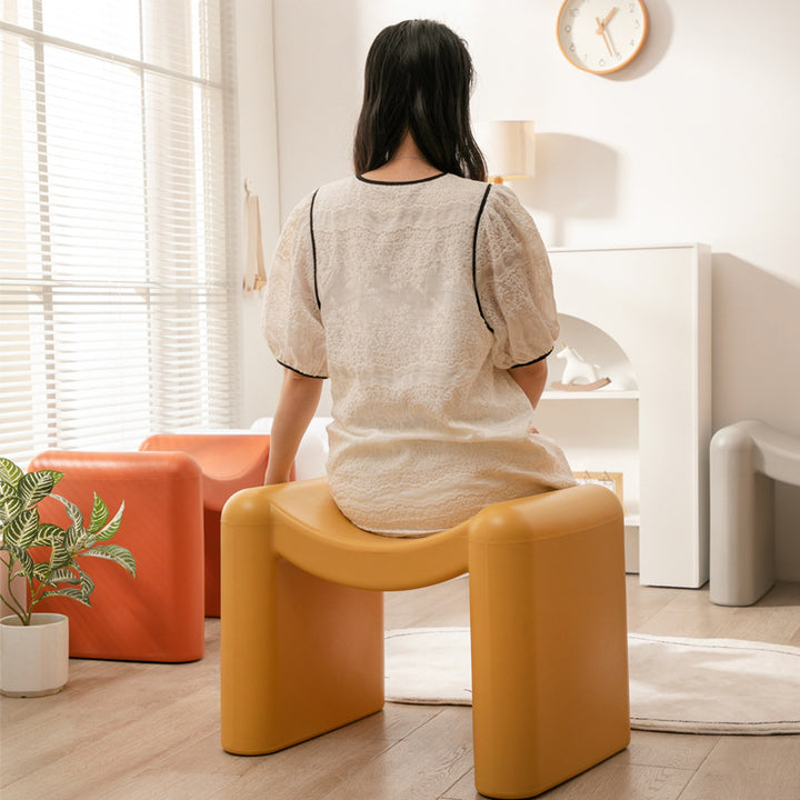Tabouret bas en plastique portable empilable avec siège incurvé nordique contemporain pour salon 