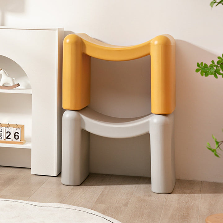 Tabouret bas en plastique portable empilable avec siège incurvé nordique contemporain pour salon 