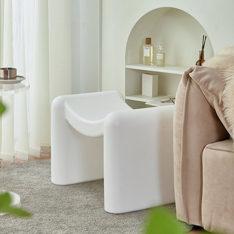 Tabouret bas en plastique portable empilable avec siège incurvé nordique contemporain pour salon 