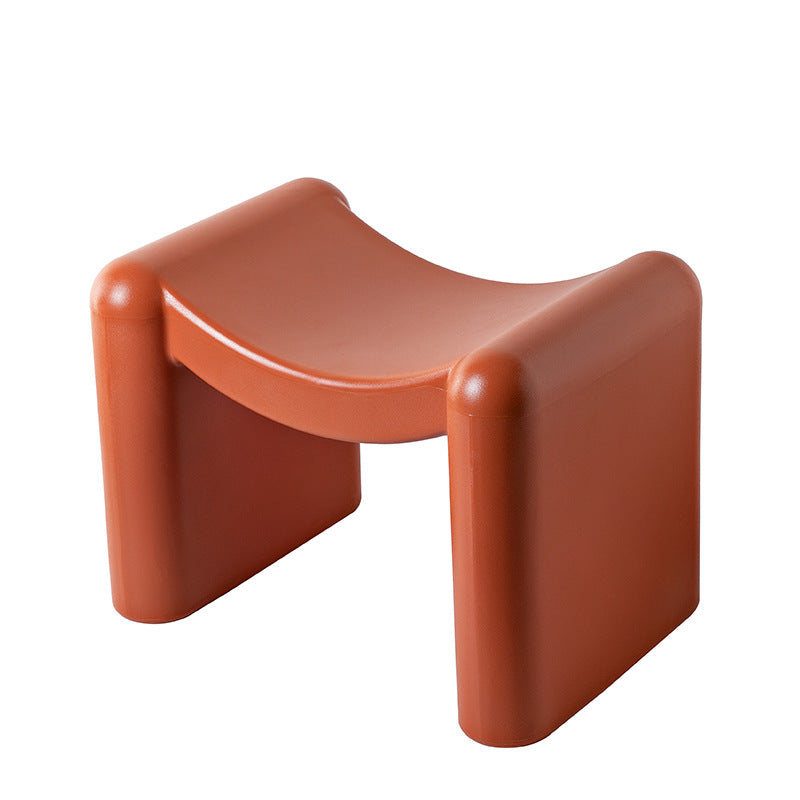 Tabouret bas en plastique portable empilable avec siège incurvé nordique contemporain pour salon 