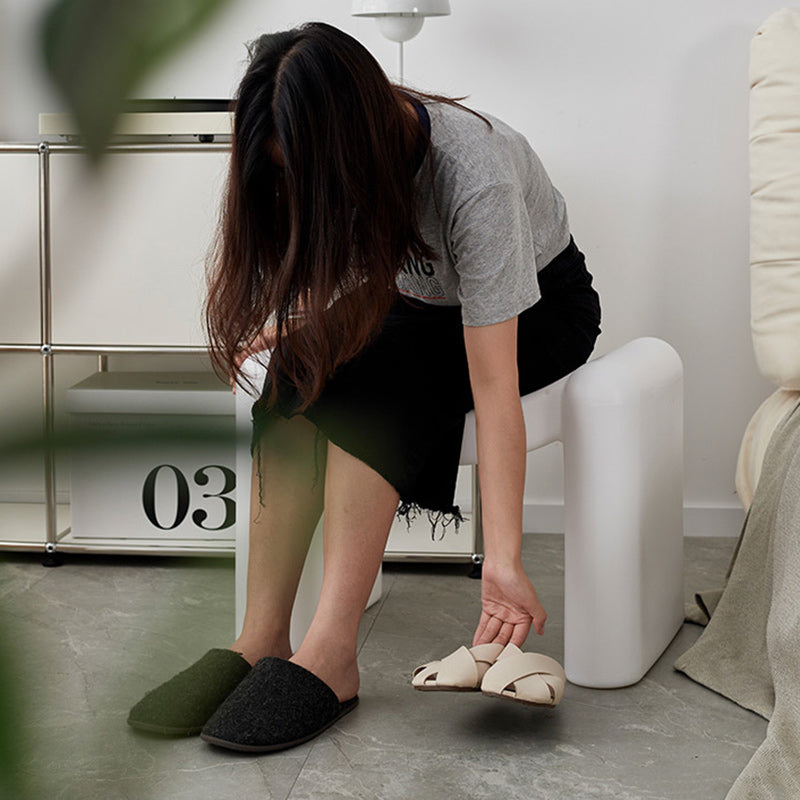 Tabouret bas en plastique portable empilable avec siège incurvé nordique contemporain pour salon 