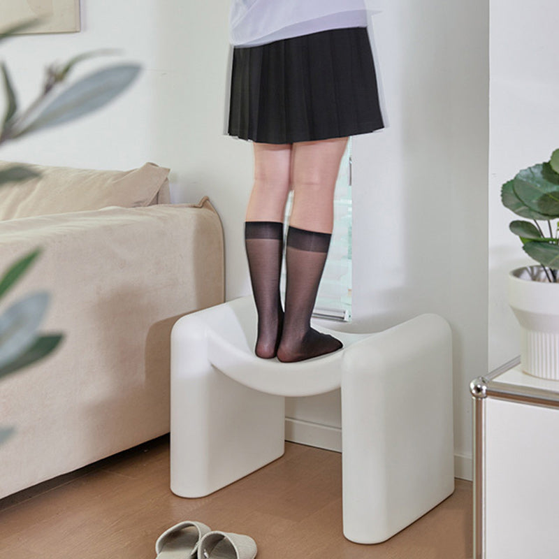 Tabouret bas en plastique portable empilable avec siège incurvé nordique contemporain pour salon 