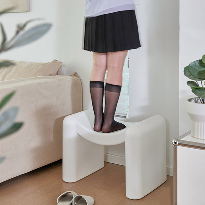 Tabouret bas en plastique portable empilable avec siège incurvé nordique contemporain pour salon 