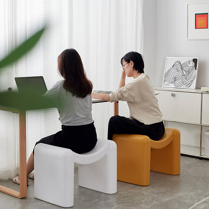 Tabouret bas en plastique portable empilable avec siège incurvé nordique contemporain pour salon 