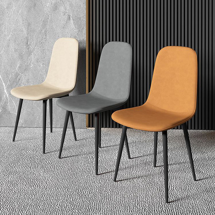 Chaise de salle à manger contemporaine en acier au carbone avec revêtement en similicuir incurvé pour salon 