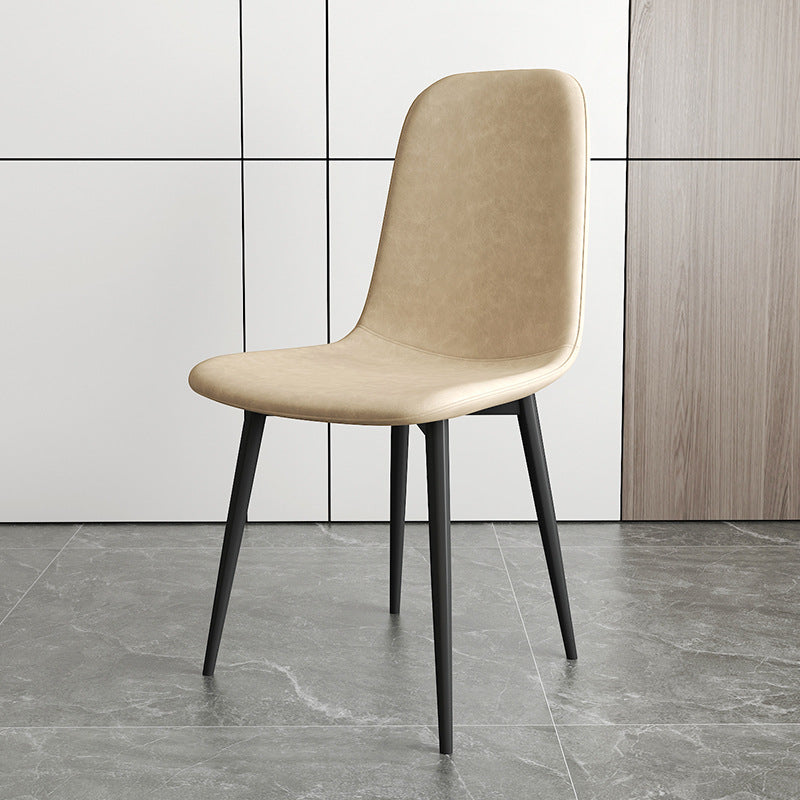 Chaise de salle à manger contemporaine en acier au carbone avec revêtement en similicuir incurvé pour salon 