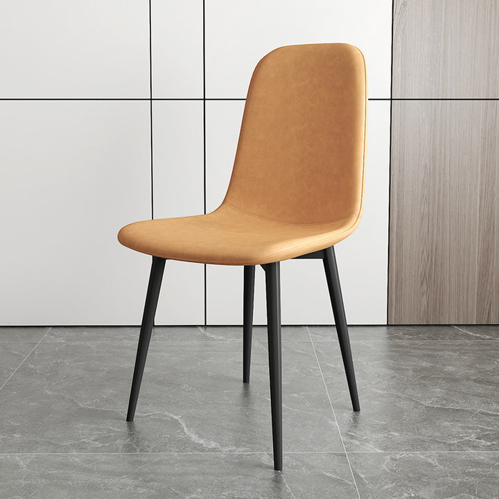 Chaise de salle à manger contemporaine en acier au carbone avec revêtement en similicuir incurvé pour salon 