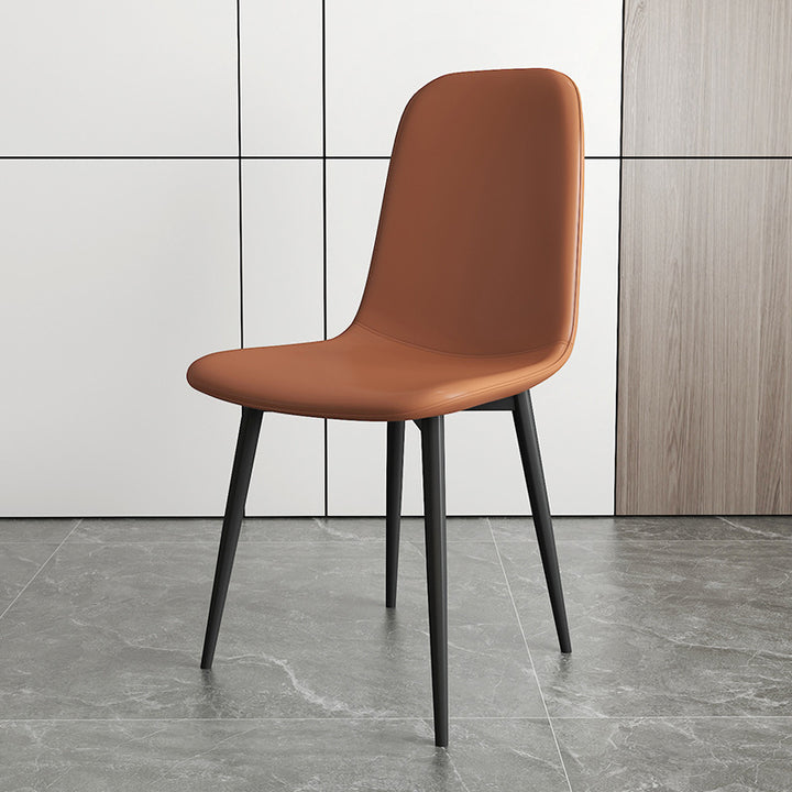 Chaise de salle à manger contemporaine en acier au carbone avec revêtement en similicuir incurvé pour salon 
