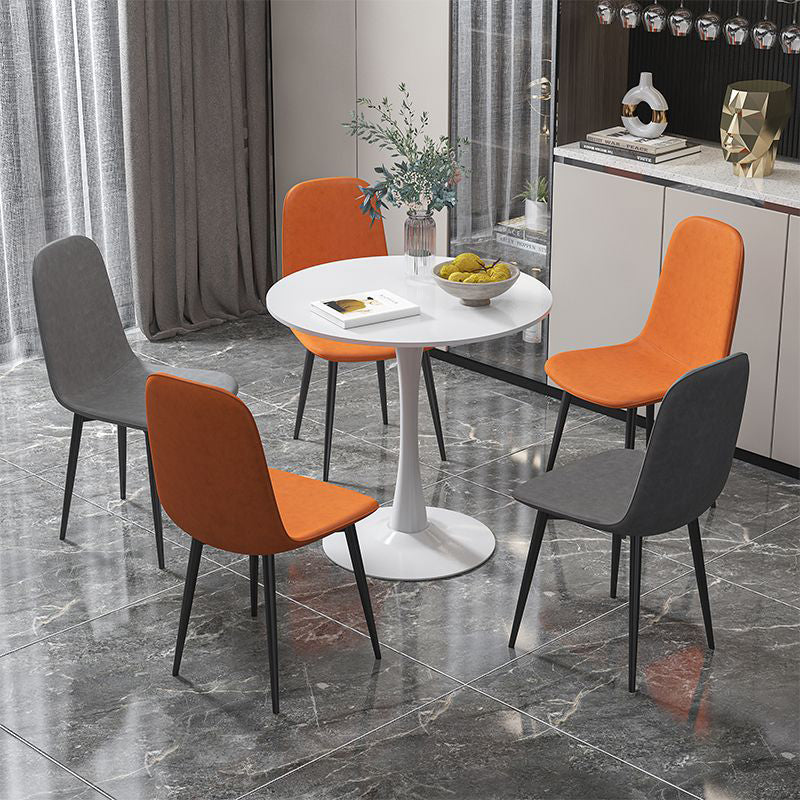 Chaise de salle à manger contemporaine en acier au carbone avec revêtement en similicuir incurvé pour salon 