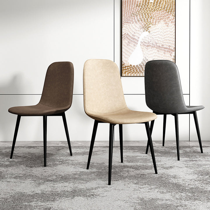 Chaise de salle à manger contemporaine en acier au carbone avec revêtement en similicuir incurvé pour salon 