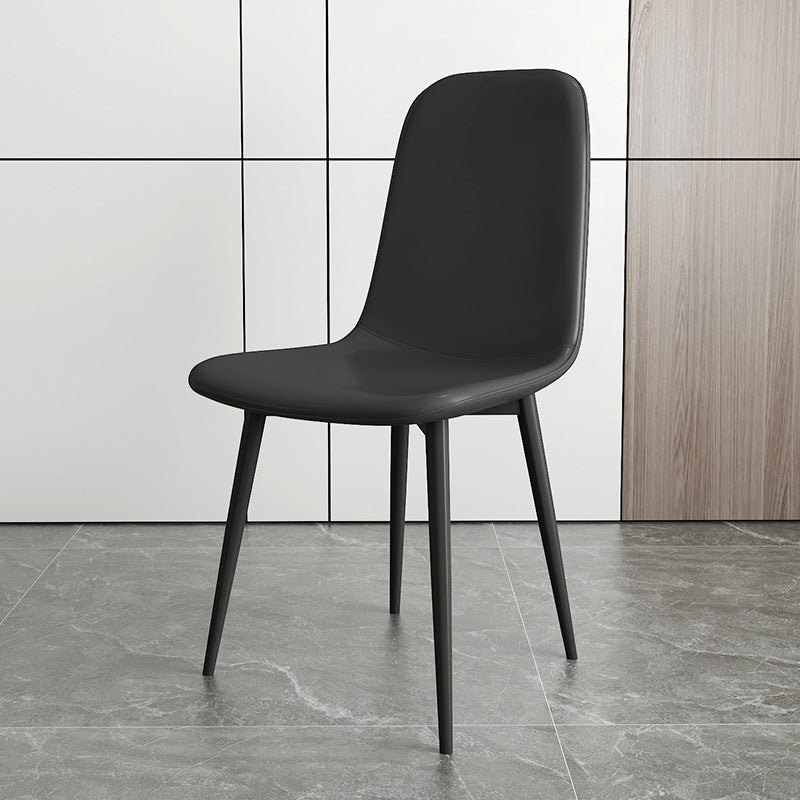 Chaise de salle à manger contemporaine en acier au carbone avec revêtement en similicuir incurvé pour salon 
