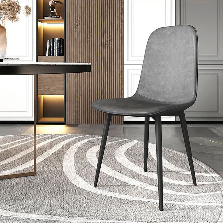 Chaise de salle à manger contemporaine en acier au carbone avec revêtement en similicuir incurvé pour salon 