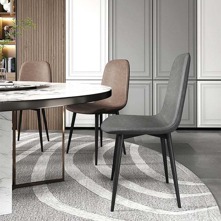 Chaise de salle à manger contemporaine en acier au carbone avec revêtement en similicuir incurvé pour salon 