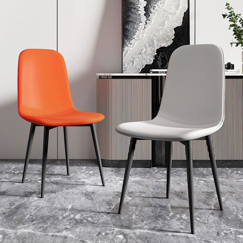 Chaise de salle à manger contemporaine en acier au carbone avec revêtement en similicuir incurvé pour salon 