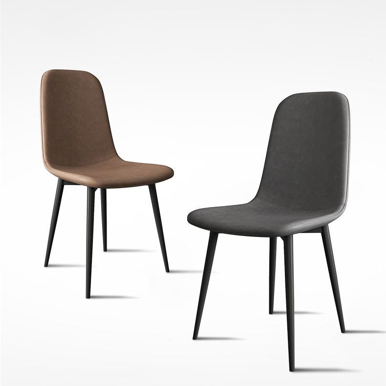 Chaise de salle à manger contemporaine en acier au carbone avec revêtement en similicuir incurvé pour salon 