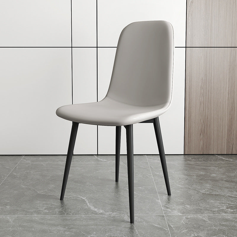 Chaise de salle à manger contemporaine en acier au carbone avec revêtement en similicuir incurvé pour salon 