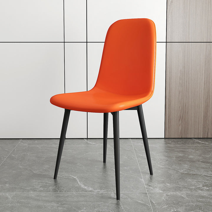 Chaise de salle à manger contemporaine en acier au carbone avec revêtement en similicuir incurvé pour salon 