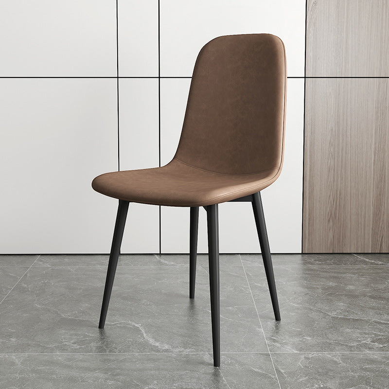 Chaise de salle à manger contemporaine en acier au carbone avec revêtement en similicuir incurvé pour salon 