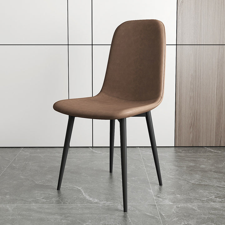Chaise de salle à manger contemporaine en acier au carbone avec revêtement en similicuir incurvé pour salon 