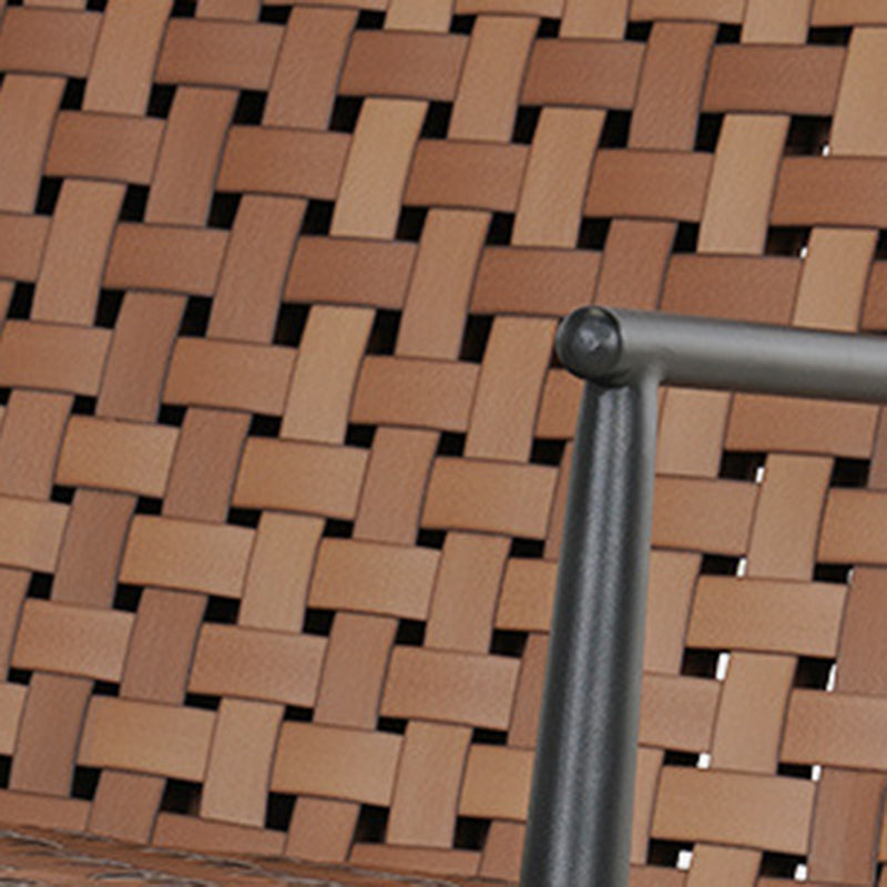 Traditioneller rustikaler quadratischer Aluminium-PE-Leder-Rattan-Akzentstuhl mit Rückenlehne und Armlehne für die Terrasse 