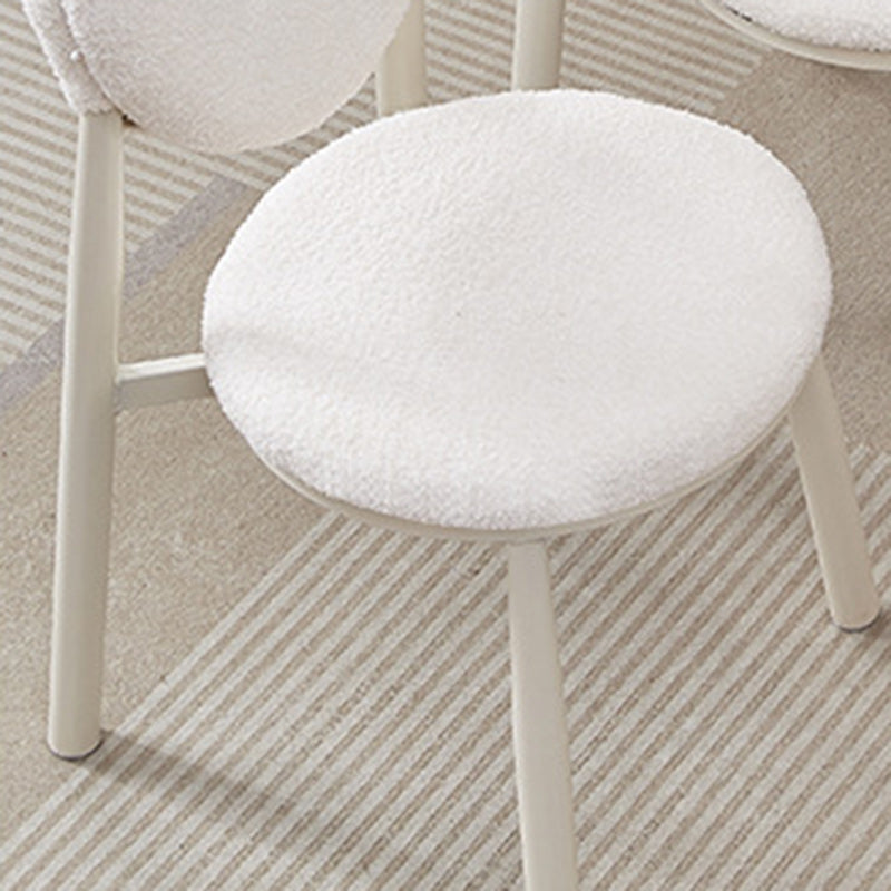 Respaldo de silla de comedor de lana de cordero de metal crema nórdica contemporánea para comedor 