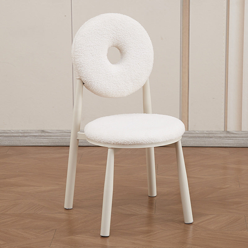 Respaldo de silla de comedor de lana de cordero de metal crema nórdica contemporánea para comedor 